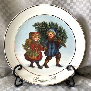 Vintage AVON Christmas 1981 Decorative Plate 22k Gold Trim 9”